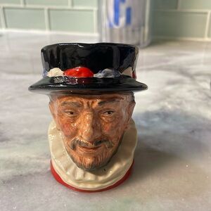 D6233 Royal Doulton Beef Eater mini Collectible